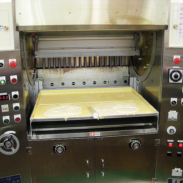 左右にたくさんのボタンがついた、この機械でバウムクーヘンを作ります。